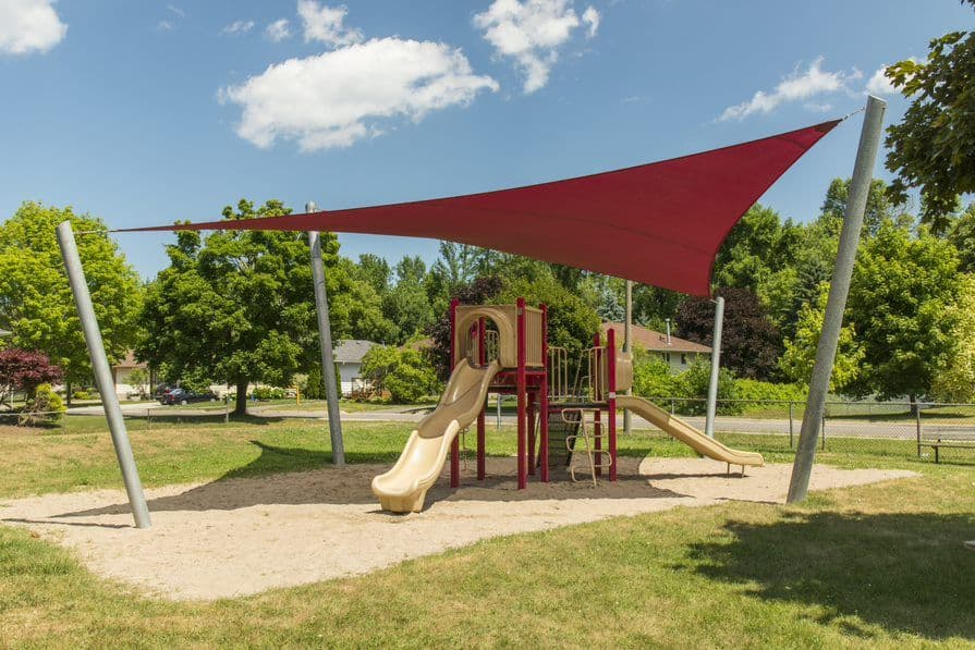Shades for playgrounds: Differences between shade sails and tarps
